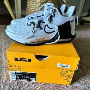 NEW Lerbron YOUTH size 5 Women’s size 6.5